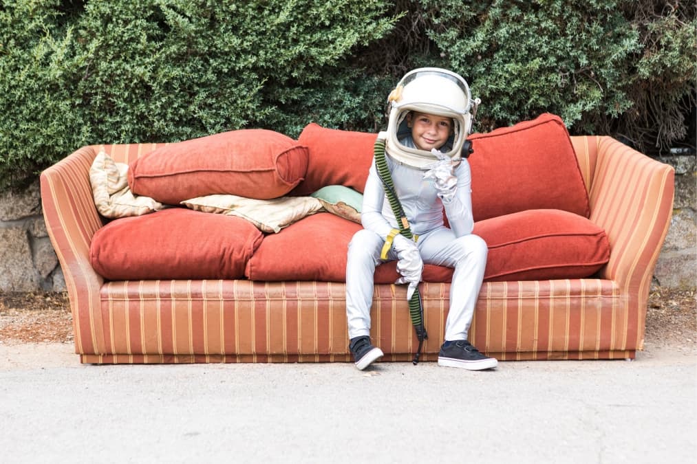 Astronaut auf dem Sofa