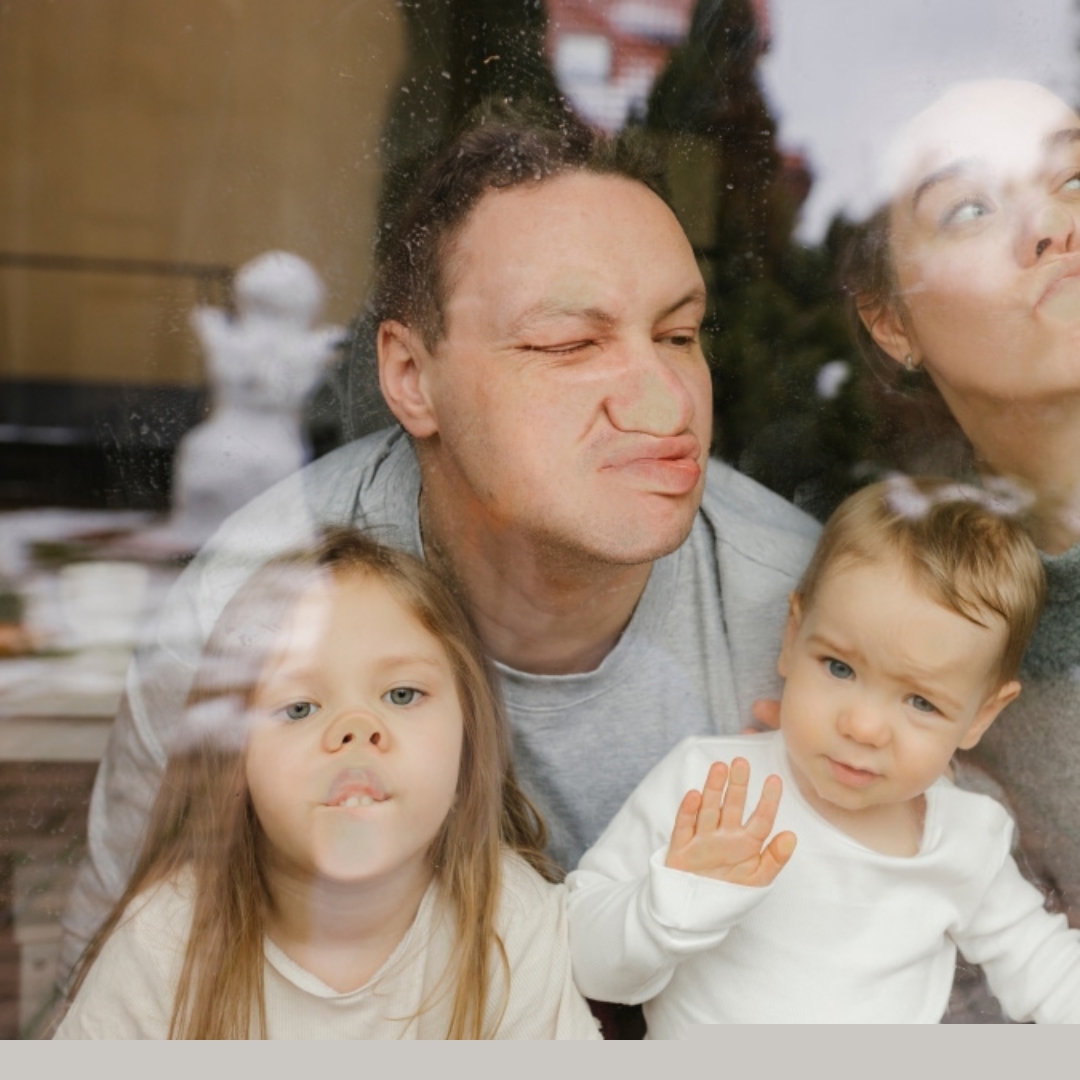 Familie am Fenster