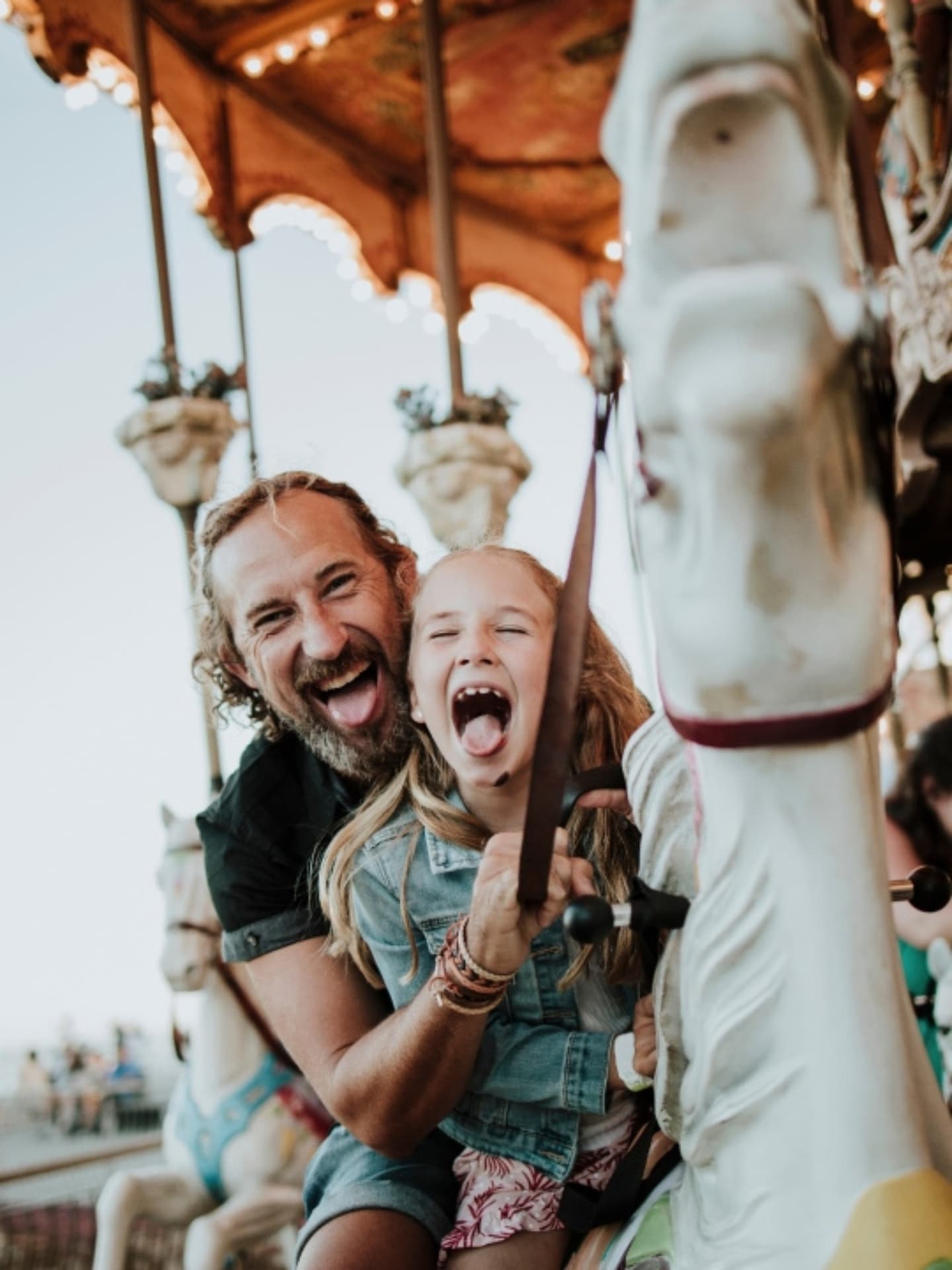 Papa und Kind auf einem Karussell