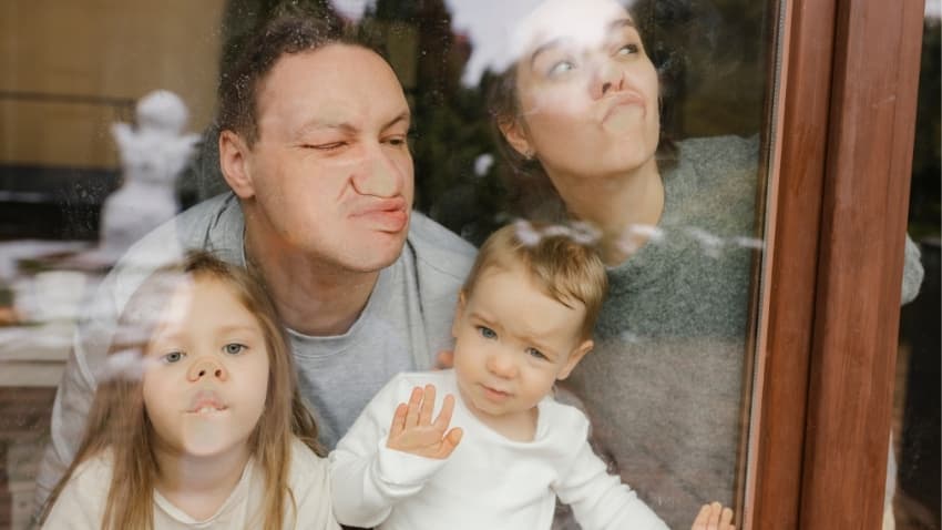 Familie am Fenster