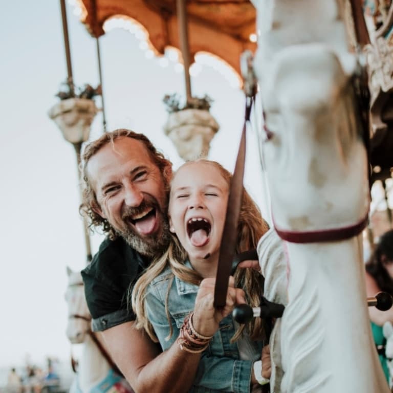 Papa und Kind auf einem Karussell