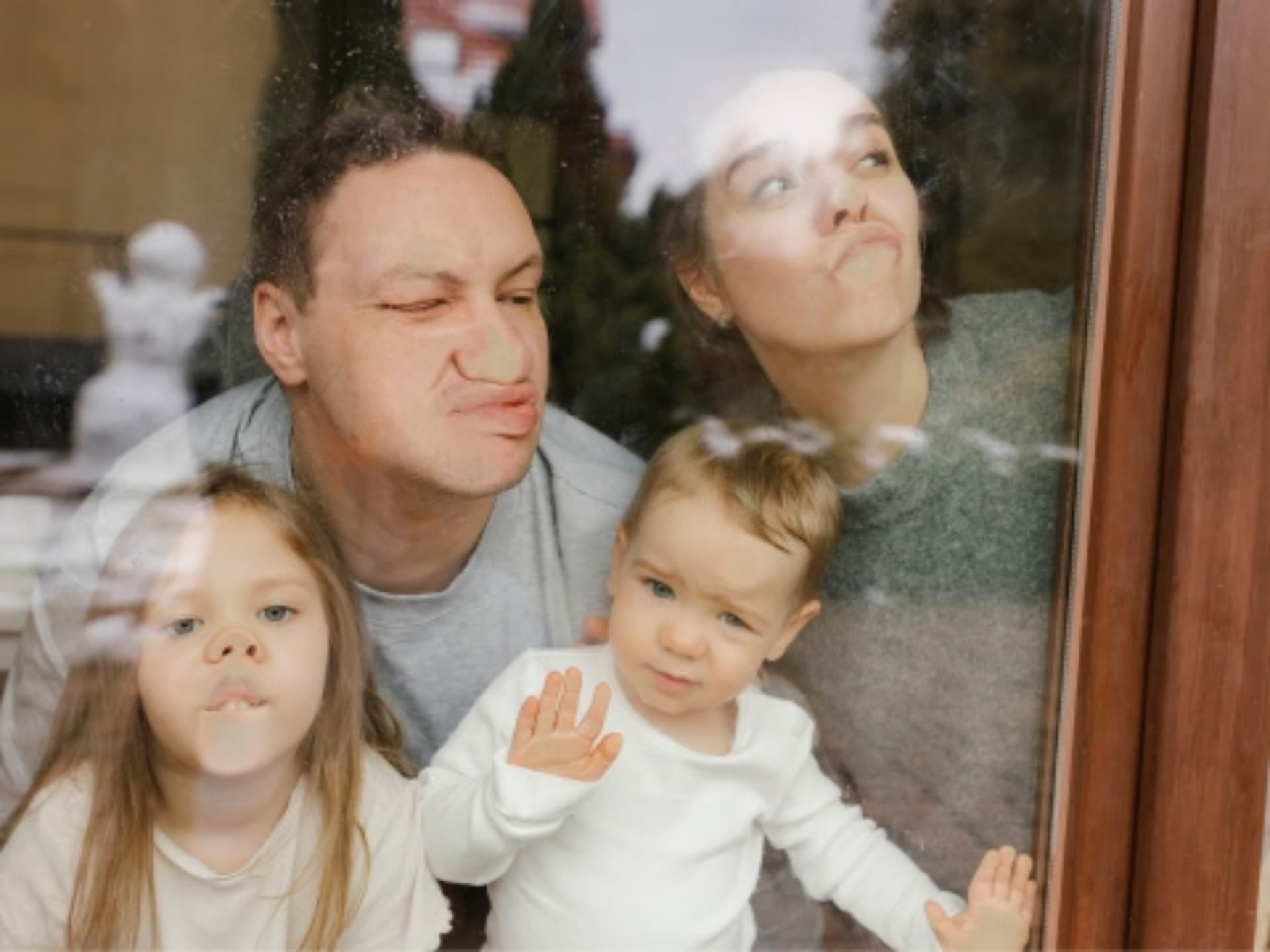 Familie am Fenster